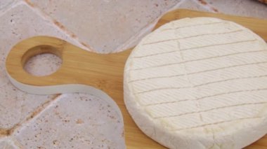 Peynir ve çiğ patatesler kapanıyor.