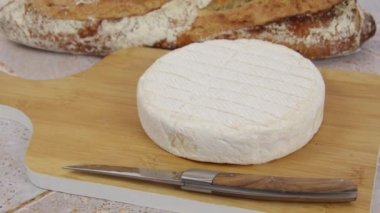 Masada reblochon peyniri ve ekmeği