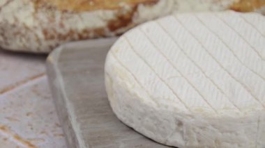 Masada reblochon peyniri ve ekmeği