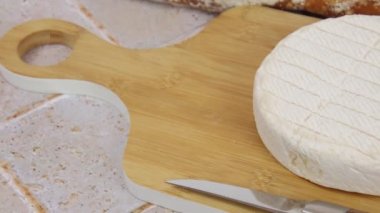 Masada reblochon peyniri ve ekmeği