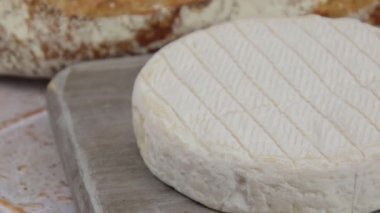 Masada reblochon peyniri ve ekmeği