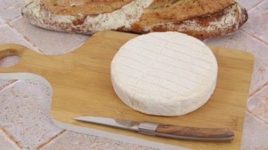 Masada reblochon peyniri ve ekmeği