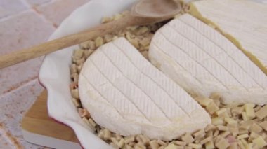 Croziflette ve reblochon yakın plan bir yemek.