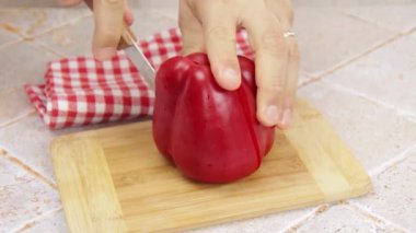 Kesme tahtasında dolma biber kesiyorum.