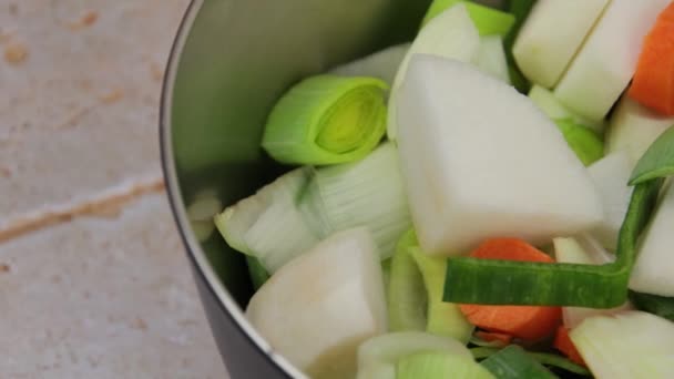 生の野菜を料理に混ぜ — ストック動画