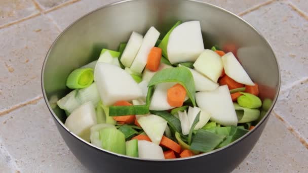 生の野菜を料理に混ぜ — ストック動画