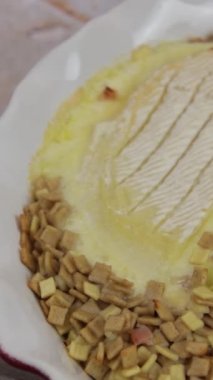 Croziflette ve reblochon yakın plan bir yemek.