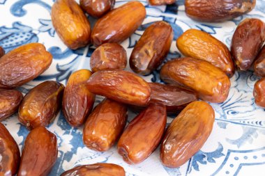 Deglet nour tarihleri bir masaya yakın çekim