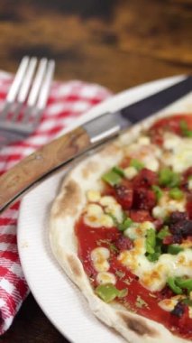 Chorizo ve biberli pizza.