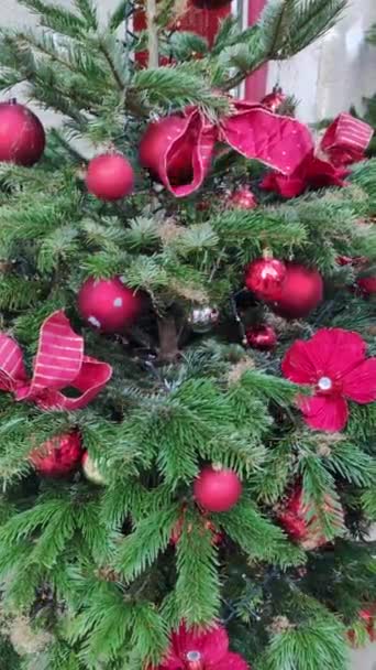 Árbol Navidad Decorado Con Bolas Guirnaldas — Vídeos de Stock