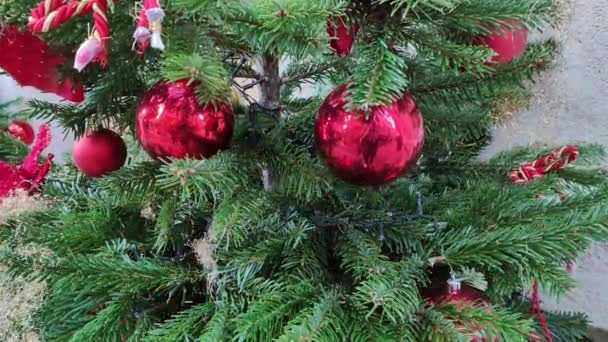 Kerstboom Die Versierd Met Ballen Slingers — Stockvideo