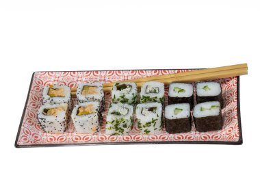 Beyaz bir arkaplanda, maki yakın plan plakası izole edildi