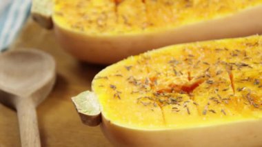 Kekikli tereyağlı kabak, yakın plan, bir tabakta izole edilmiş.