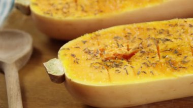 Kekikli tereyağlı kabak, yakın plan, bir tabakta izole edilmiş.