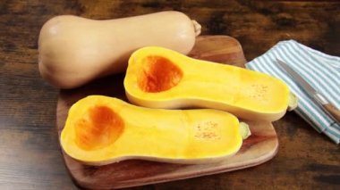 Tereyağı, yakın plan, bir masada izole edilmiş.