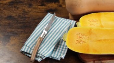 Tereyağı, yakın plan, bir masada izole edilmiş.