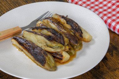 Bir tabak haşlanmış hindiba. Bir masaya yakın plan.