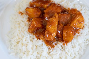 Domates ve köri soslu tavuk parçaları.