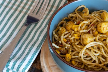 İstiridye ve pesto soslu spagetti.