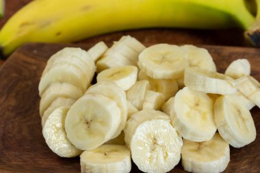 Muz dilimleri yığını yakın.