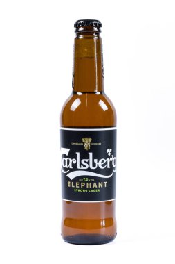 Beyaz arka planda izole edilmiş Carlsberg Fil marka bira şişesi.