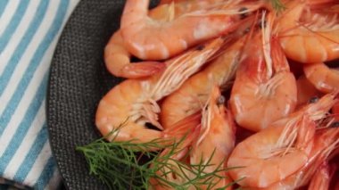 Birkaç pişmiş karides yakın.