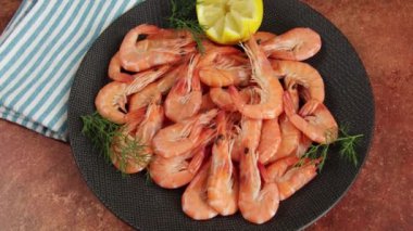Birkaç pişmiş karides yakın.