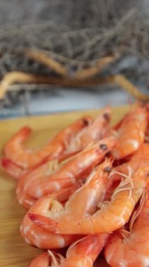 Birkaç pişmiş karides yakın.