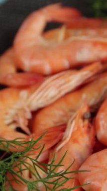 Birkaç pişmiş karides yakın.