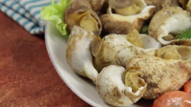 Yavrular ve karidesler bir tabağa yakın.