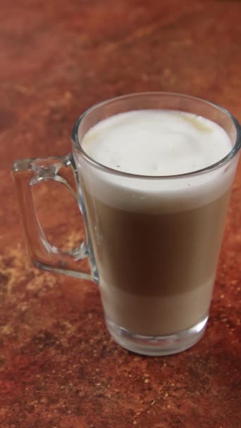 Egy Csésze Cappuccino Közelkép Asztalon — Stock videók