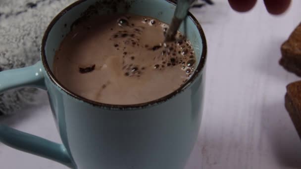 Рука Крупным Планом Смешивает Шоколад Молоком — стоковое видео