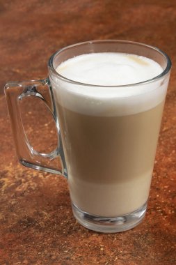 Bir kapuçino kapuçinosu. Masaya yakın çekim.