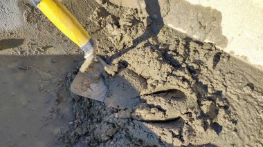 betondaki malanın yakınına.