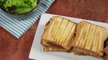 Bir tabakta birkaç kroki mösyö.