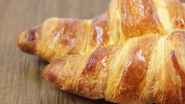 Croissant Close Een Tafel — Stockvideo
