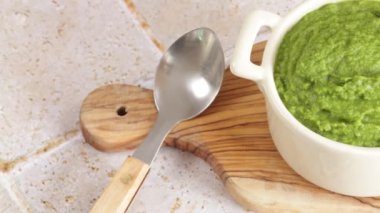 Bir tabak ezilmiş yeşillik yakın plan.