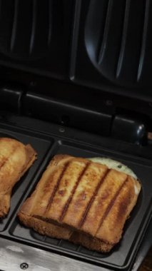 Croque monsieur, bir croque-monsieur cihazında yemek pişiriyorum.