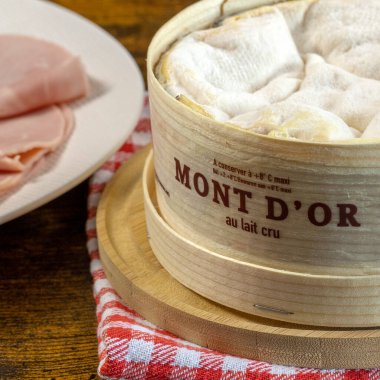 Mont d 'or peyniri bir masaya yakın çekim