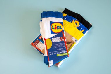 Lidl marka çoraplar ve boxer şortlar yakın planda izole edilmiş.