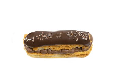 beyaz zemin üzerine çikolatalı pasta