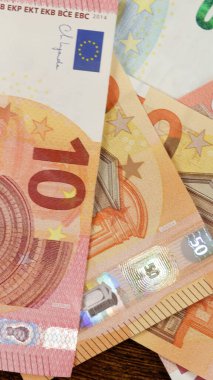 Masaya yakın plan banknotlar yığını