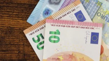 Masaya yakın plan banknotlar yığını