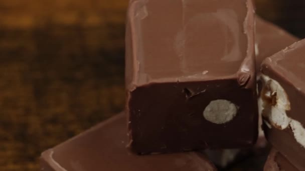 Quadrate Aus Schokolade Mit Haselnüssen Nahaufnahme — Stockvideo