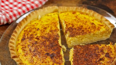 person who cuts a quiche