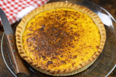 whole quiche in a dish