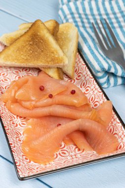 slices of smoked salmon with taosts