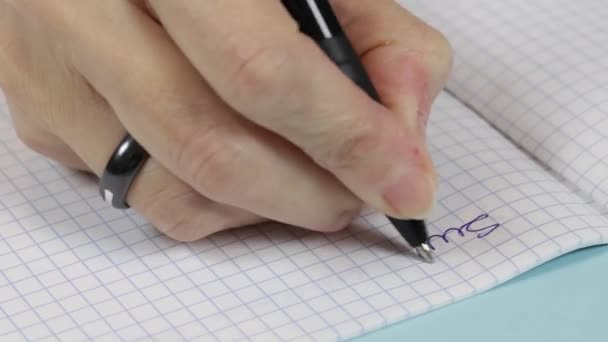 Pessoa Escrevendo Caderno — Vídeo de Stock
