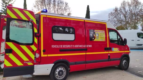 Camion Pompiers Français Intervention Dans Une Rue — Video
