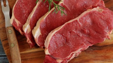Kesme tahtasındaki çiğ et kaburgası.